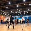 Joueurs de volleyball en action.
