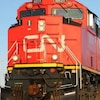 Une locomotive rouge du Canadien National.