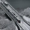 Le train léger passant par-dessus la rivière Rideau. 