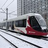 Le train léger d'Ottawa en hiver et sous la neige.
