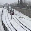 Le train léger d'Ottawa en hiver, sous la neige.