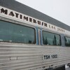 Un wagon du train Tshiuetin où il est inscrit "Matimekush Lac John"