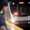 Un métro de Toronto qui se prépare à arrêter à une station.