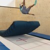 Un jeune saute sur un trampoline au Vortex Action Sports Center à Calgary en août 2022.
