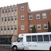 Un autobus du Transport de Clare stationné devant l'hôpital de Digby. 