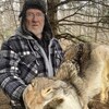 Un personne tient une peau d'animal.