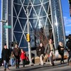 Des personnes qui marchent dans le centre-ville de Calgary.