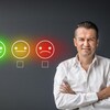 Un homme apparaît à côté de trois icônes : heureux, neutre, et malheureux.