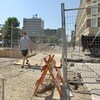 Un piéton traverse des travaux de construction au centre-ville de Regina, en Saskatchewan, le 7 juin 2023.
