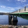 Un pont sur la rivière Saguenay par ciel bleu.