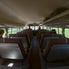 Une photo prise à l'arrière d'un autobus dans les années 60. 
