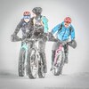 Trois cyclistes bravent le froid.