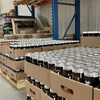 Des dizaines de canettes de bière du Trèfle Noir dans un entrepôt.