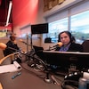 Martine Blanchard, Stéphanie Collin et Stéphane Robichaud dans un studio de radio.