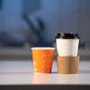 Des gobelets de café sur un comptoir.