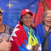 Tina Ross est entourée de deux femmes à l'aéroport international James Armstrong Richardson de Winnipeg, le 6 septembre 2022. 