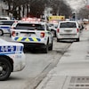 Des voitures de police dans une rue de Montréal. 