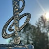 Photo d'un trophée en forme de clé de sol. 