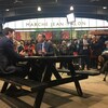 Le premier ministre du Canada Justin Trudeau en entrevue avec l'animateur du Téléjournal 18h, Patrice Roy, autour d'une table de cantine au centre du marché Jean-Talon, à Montréal.