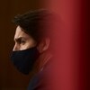 Plan rapproché de Justin Trudeau, de côté, portant un masque.