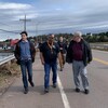 Justin Trudeau marche sur un pont en compagnie d'autres personnes.
