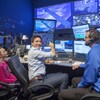 Le premier ministre Justin Trudeau a visité jeudi le centre de contrôle robotique de la station spatiale internationale sous les yeux de sa fille Ella-Grace et du contrôleur de vol robotique Jason Seagram, au siège social de l'Agence spatiale canadienne, à Saint-Hubert.