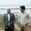 Le premier ministre Justin Trudeau et le premier ministre du Nunavut Joe Savikataaq annoncent un nouvel accord sur le logement, à Iqaluit.