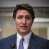 Le premier ministre du Canada, Justin Trudeau, fait face à la caméra.