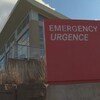 L'enseigne du service des urgence devant le bâtiment