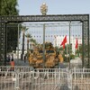 Un véhicule militaire bloque l'accès au parlement tunisien. 