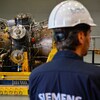 Un ouvrier de Siemens devant la turbine.