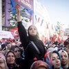 Une foule de femmes dans un rassemblement électoral.