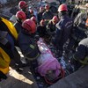 Des secouristes évacuent une personne qui a survécu à l'affaissement d'un édifice dans la ville de Kahramanmaras, dans le sud de la Turquie.