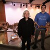 Le professeur de physique à l’Université de Regina, Mauricio Barbi, et l'étudiant en physique à l'Université de Regina, Jerit Mitchel, devant le squelette du dinosaure Scotty, au Musée royal de la Saskatchewan.