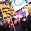 Des manifestants tiennent des pancartes lisant « Justice for Tyre Nichols, Jail Killer Cops » et «The people demand: end police terror ».