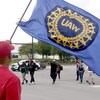 Des membres du syndicat United Auto Worker quittent l'usine d'assemblage Ford de Chicago.