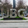 Les lettres géantes UBC à l'entrée du campus.
