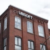 Édifice en briques rouges et fenestré, affichant le logo d'Ubisoft. 