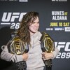 Amanda Nunes pose avec ses titres avant l'UFC 289 à Vancouver, le 7 juin 2023.