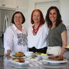 Chantal Brodeur, Bohdana Zwonoka et Janick Martin souriantes dans une cuisine. 