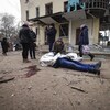 Une vieille femme est agenouillée près du corps de son fils tué lors d'une frappe russe en Ukraine.