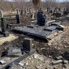 Des tombes dans un cimetière bombardé.