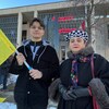 L'enseignante Orysysa Petrashyn (à droite) était accompagnée de Mykhhilo Balenko, un étudiant ayant fui l’Ukraine, dans le cadre du Jour commémoratif de la famine et du génocide ukrainiens, l'Holodomor. 