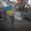Un jeune garçon brandit un drapeau ukrainien dans Kherson libérée.