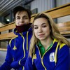 Violetta et Ivan assis sur le bord de la patinoire.