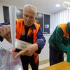 Un employé municipal vote lors d'un référendum sur la sécession de la région de Zaporijia de l'Ukraine et son adhésion à la Russie, à Melitopol, ville sous contrôle russe, le 26 septembre 2022.