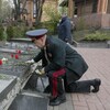 Un général de l'armée dépose une gerbe de fleurs sur un monument en mémoire des victimes de la catastrophe de Tchernobyl.