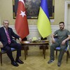 Le président Turc Erdogan et le président ukrainien Zelensky assis.