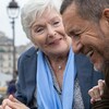Une femme âgée et un père de famille partage un moment complice et drôle dans les rues de Paris.