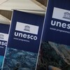 Des banderoles sont accrochées au siège de l'UNESCO à Paris.